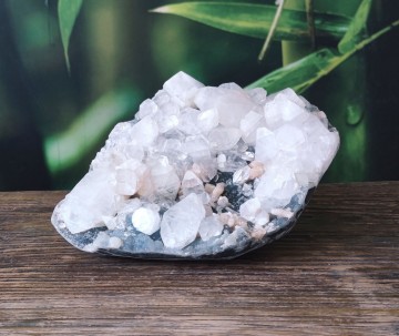 Apofiliet in stilbiet op chalcedoon