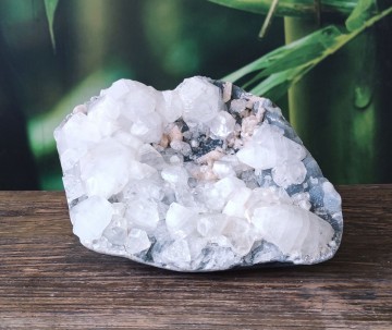 Apofyliet in stilbiet op chalcedoon