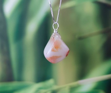 Bergkristal met hematiet neerslag hanger