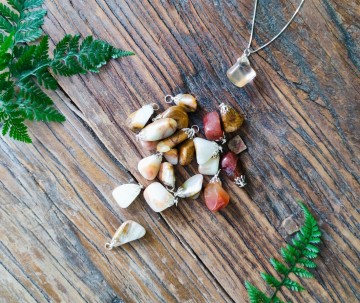 Bergkristal met hematiet neerslag hangers